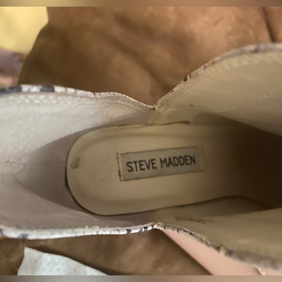 Steve Madden Rookie Bootie snake print in an 8.5 side cut out design slip on - Picture 11 of 12